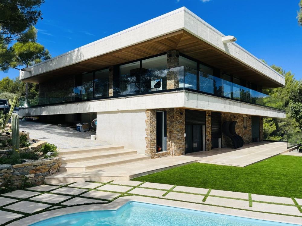 villa avec garde-corps verre